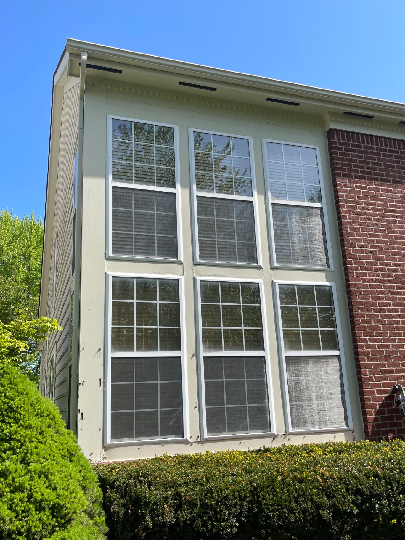 Large three-window unit with rotten green trim before repair